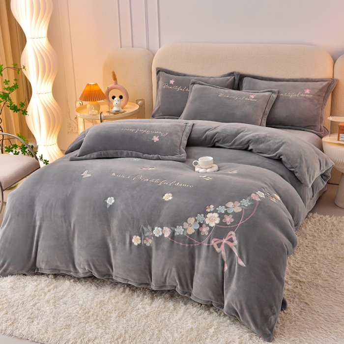 91家纺网 家纺一手货源 找家纺 畅畅家纺 2023高克重牛奶绒刺绣花四件套金貂法莱宝宝水晶雪花绒四件套 花海 -高级灰