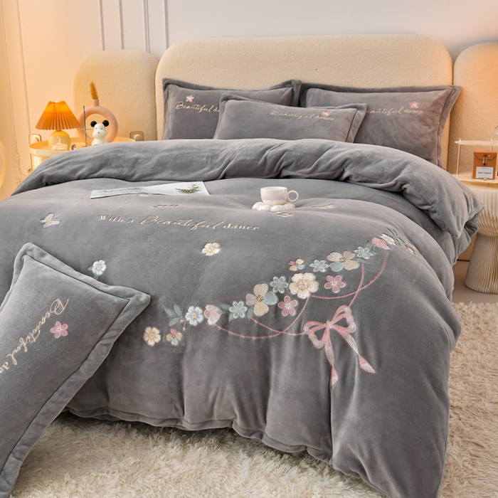 91家纺网 家纺一手货源 找家纺 畅畅家纺 2023高克重牛奶绒刺绣花四件套金貂法莱宝宝水晶雪花绒四件套 花海 -高级灰