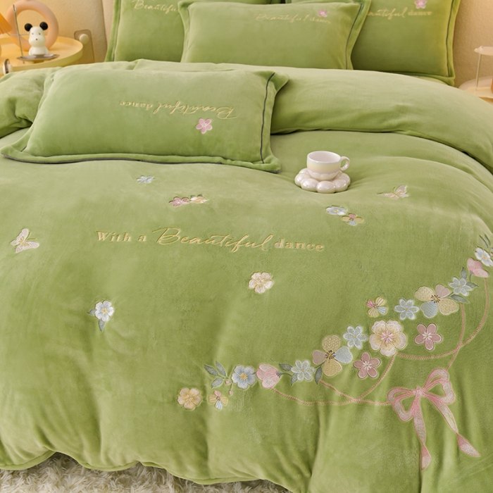 91家纺网 家纺一手货源 找家纺 畅畅家纺 2023高克重牛奶绒刺绣花四件套金貂法莱宝宝水晶雪花绒四件套 花海-草绿