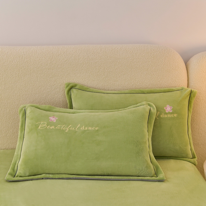 91家纺网 家纺一手货源 找家纺 畅畅家纺 2023高克重牛奶绒刺绣花四件套金貂法莱宝宝水晶雪花绒四件套 花海-草绿