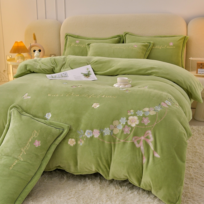 91家纺网 家纺一手货源 找家纺 畅畅家纺 2023高克重牛奶绒刺绣花四件套金貂法莱宝宝水晶雪花绒四件套 花海-草绿