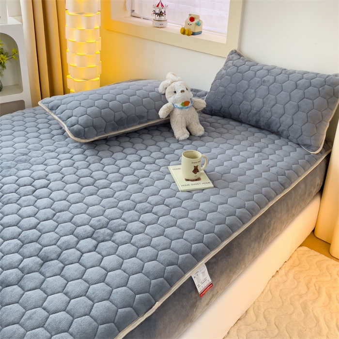 91家纺网 家纺一手货源 找家纺 梦舒羽 牛奶绒抗静电夹棉床笠床罩床单床盖床护垫套宿舍三件套 山茶灰