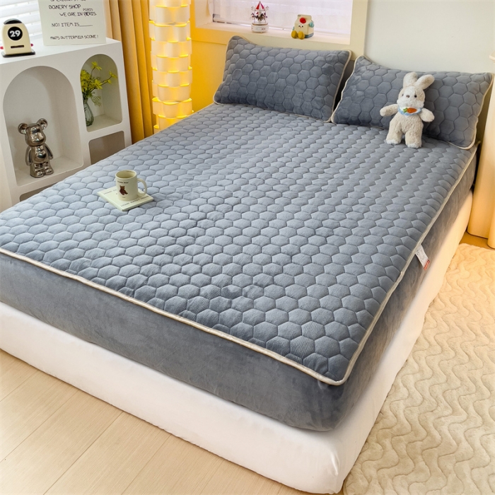 91家纺网 家纺一手货源 找家纺 梦舒羽 牛奶绒抗静电夹棉床笠床罩床单床盖床护垫套宿舍三件套 山茶灰