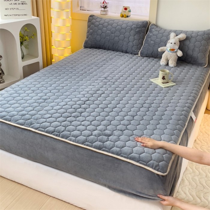 91家纺网 家纺一手货源 找家纺 梦舒羽 牛奶绒抗静电夹棉床笠床罩床单床盖床护垫套宿舍三件套 山茶灰