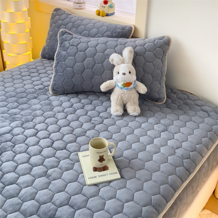 91家纺网 家纺一手货源 找家纺 梦舒羽 牛奶绒抗静电夹棉床笠床罩床单床盖床护垫套宿舍三件套 山茶灰