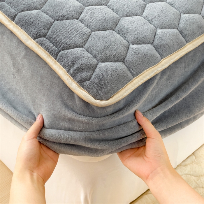 91家纺网 家纺一手货源 找家纺 梦舒羽 牛奶绒抗静电夹棉床笠床罩床单床盖床护垫套宿舍三件套 山茶灰