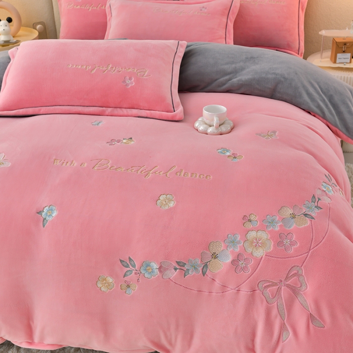 91家纺网 家纺一手货源 找家纺 畅畅家纺 2023高克重牛奶绒刺绣花四件套金貂法莱宝宝水晶雪花绒四件套 花海-粉+灰