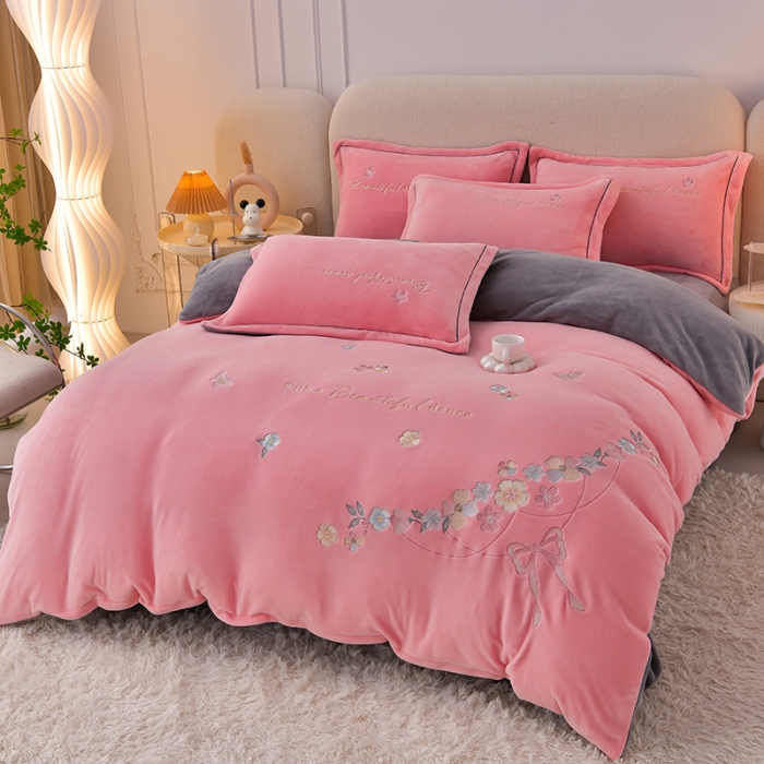 91家纺网 家纺一手货源 找家纺 畅畅家纺 2023高克重牛奶绒刺绣花四件套金貂法莱宝宝水晶雪花绒四件套 花海-粉+灰