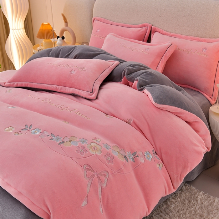 91家纺网 家纺一手货源 找家纺 畅畅家纺 2023高克重牛奶绒刺绣花四件套金貂法莱宝宝水晶雪花绒四件套 花海-粉+灰