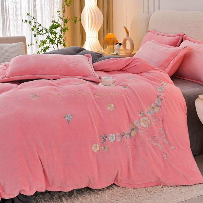 91家纺网 家纺一手货源 找家纺 畅畅家纺 2023高克重牛奶绒刺绣花四件套金貂法莱宝宝水晶雪花绒四件套 花海-粉+灰