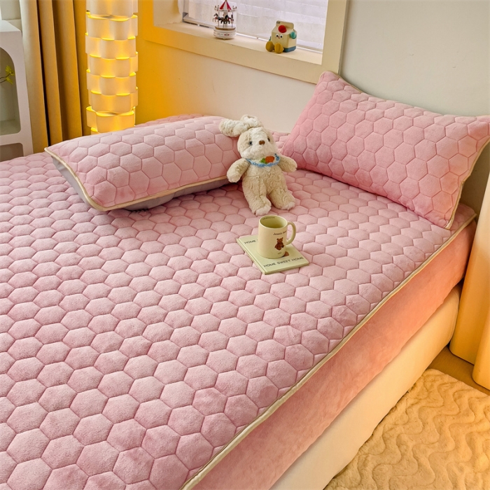 91家纺网 家纺一手货源 找家纺 梦舒羽 牛奶绒抗静电夹棉床笠床罩床单床盖床护垫套宿舍三件套 樱花粉