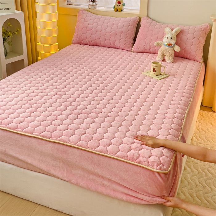 91家纺网 家纺一手货源 找家纺 梦舒羽 牛奶绒抗静电夹棉床笠床罩床单床盖床护垫套宿舍三件套 樱花粉