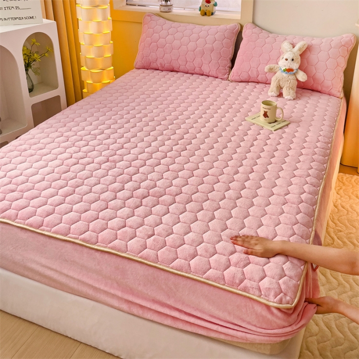 91家纺网 家纺一手货源 找家纺 梦舒羽 牛奶绒抗静电夹棉床笠床罩床单床盖床护垫套宿舍三件套 樱花粉