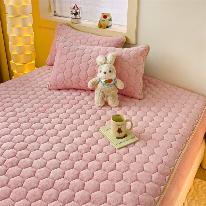 91家纺网 家纺一手货源 找家纺 梦舒羽 牛奶绒抗静电夹棉床笠床罩床单床盖床护垫套宿舍三件套 樱花粉