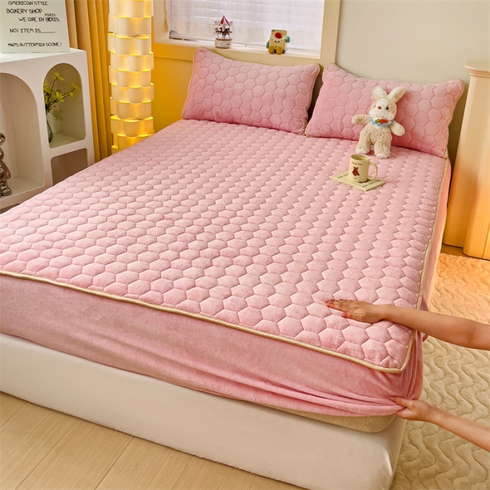 91家纺网 家纺一手货源 找家纺 梦舒羽 牛奶绒抗静电夹棉床笠床罩床单床盖床护垫套宿舍三件套 樱花粉