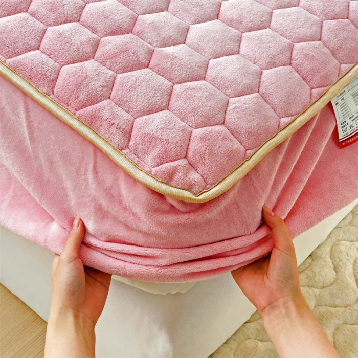 91家纺网 家纺一手货源 找家纺 梦舒羽 牛奶绒抗静电夹棉床笠床罩床单床盖床护垫套宿舍三件套 樱花粉