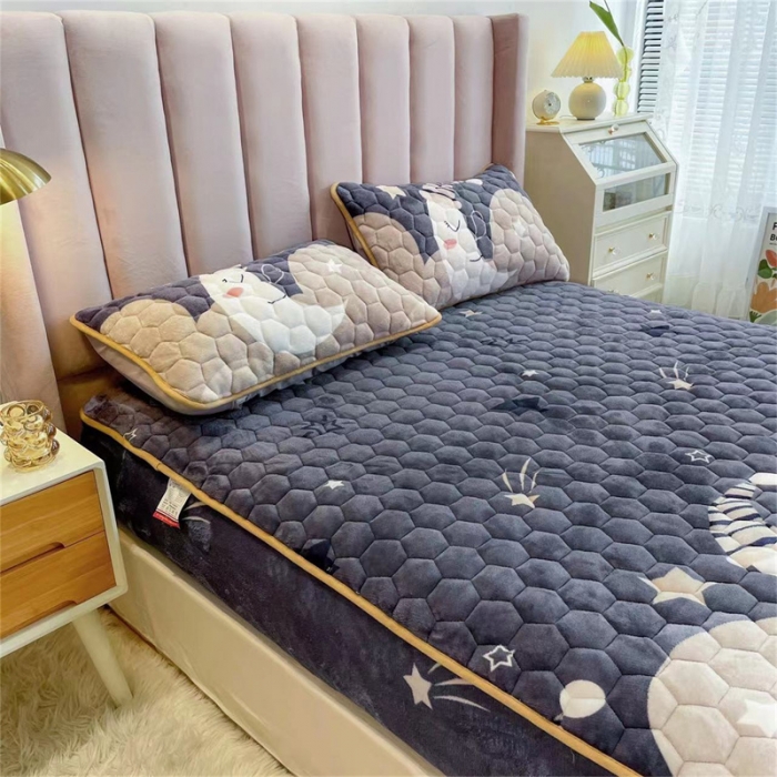 91家纺网 家纺一手货源 找家纺 梦舒羽牛奶绒抗静电夹棉床笠床罩床单床盖床护垫套宿舍三件套 月亮宝宝