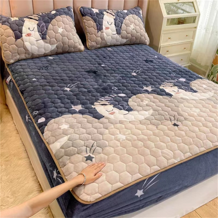 91家纺网 家纺一手货源 找家纺 梦舒羽牛奶绒抗静电夹棉床笠床罩床单床盖床护垫套宿舍三件套 月亮宝宝