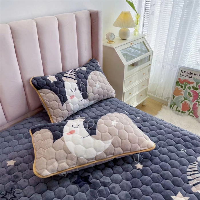 91家纺网 家纺一手货源 找家纺 梦舒羽牛奶绒抗静电夹棉床笠床罩床单床盖床护垫套宿舍三件套 月亮宝宝