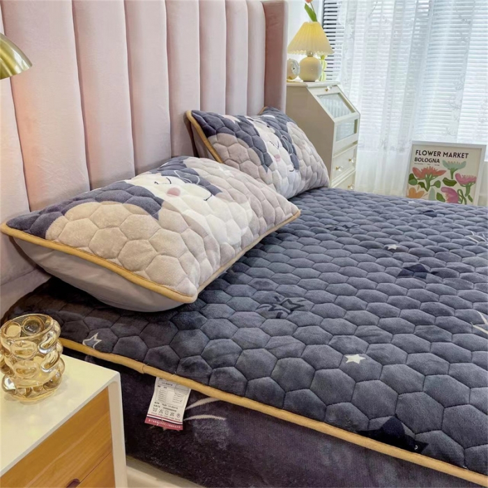 91家纺网 家纺一手货源 找家纺 梦舒羽牛奶绒抗静电夹棉床笠床罩床单床盖床护垫套宿舍三件套 月亮宝宝