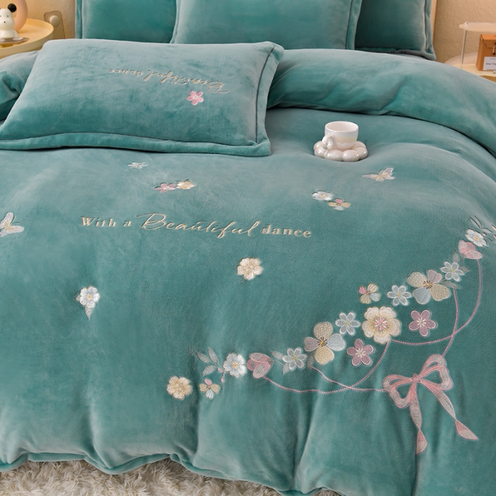 91家纺网 家纺一手货源 找家纺 畅畅家纺 2023高克重牛奶绒刺绣花四件套金貂法莱宝宝水晶雪花绒四件套 花海-湖蓝