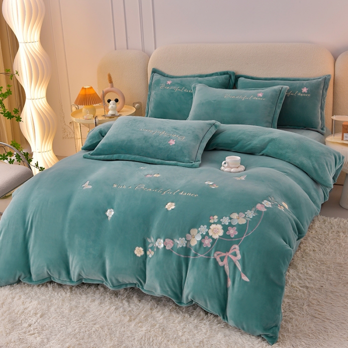 91家纺网 家纺一手货源 找家纺 畅畅家纺 2023高克重牛奶绒刺绣花四件套金貂法莱宝宝水晶雪花绒四件套 花海-湖蓝