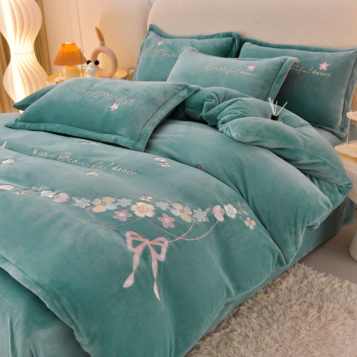 91家纺网 家纺一手货源 找家纺 畅畅家纺 2023高克重牛奶绒刺绣花四件套金貂法莱宝宝水晶雪花绒四件套 花海-湖蓝