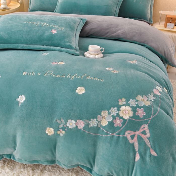 91家纺网 家纺一手货源 找家纺 畅畅家纺 2023高克重牛奶绒刺绣花四件套金貂法莱宝宝水晶雪花绒四件套 花海-湖蓝+灰