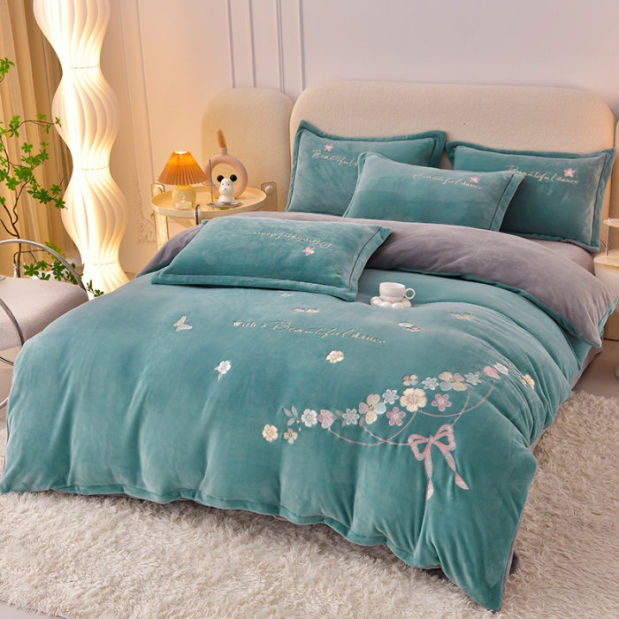 91家纺网 家纺一手货源 找家纺 畅畅家纺 2023高克重牛奶绒刺绣花四件套金貂法莱宝宝水晶雪花绒四件套 花海-湖蓝+灰