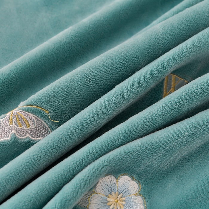 91家纺网 家纺一手货源 找家纺 畅畅家纺 2023高克重牛奶绒刺绣花四件套金貂法莱宝宝水晶雪花绒四件套 花海-湖蓝+灰