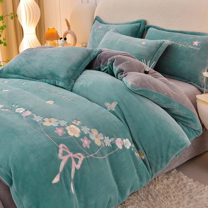 91家纺网 家纺一手货源 找家纺 畅畅家纺 2023高克重牛奶绒刺绣花四件套金貂法莱宝宝水晶雪花绒四件套 花海-湖蓝+灰