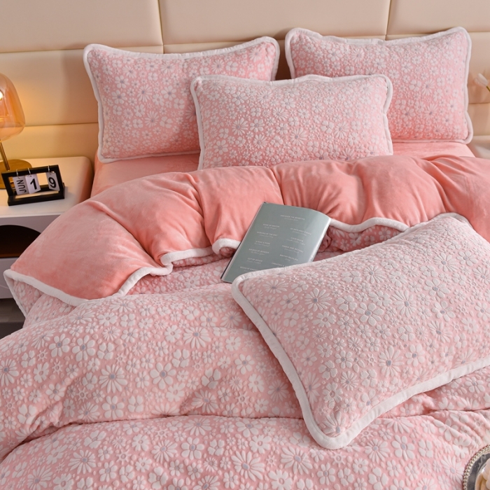 91家纺网 家纺一手货源 找家纺 畅畅家纺 2023新款A类雕花绒牛奶绒四件套 绒雪花-粉