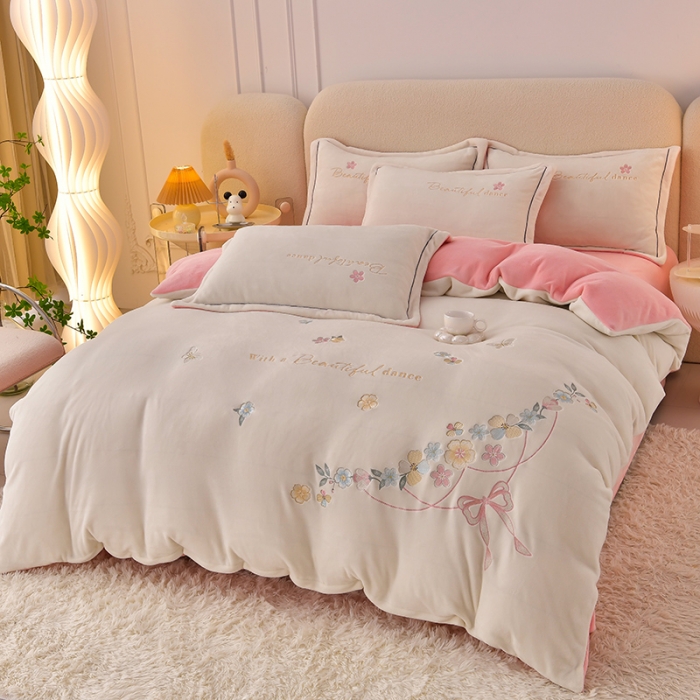 91家纺网 家纺一手货源 找家纺 畅畅家纺 2023高克重牛奶绒刺绣花四件套金貂法莱宝宝水晶雪花绒四件套 花海-奶白+粉