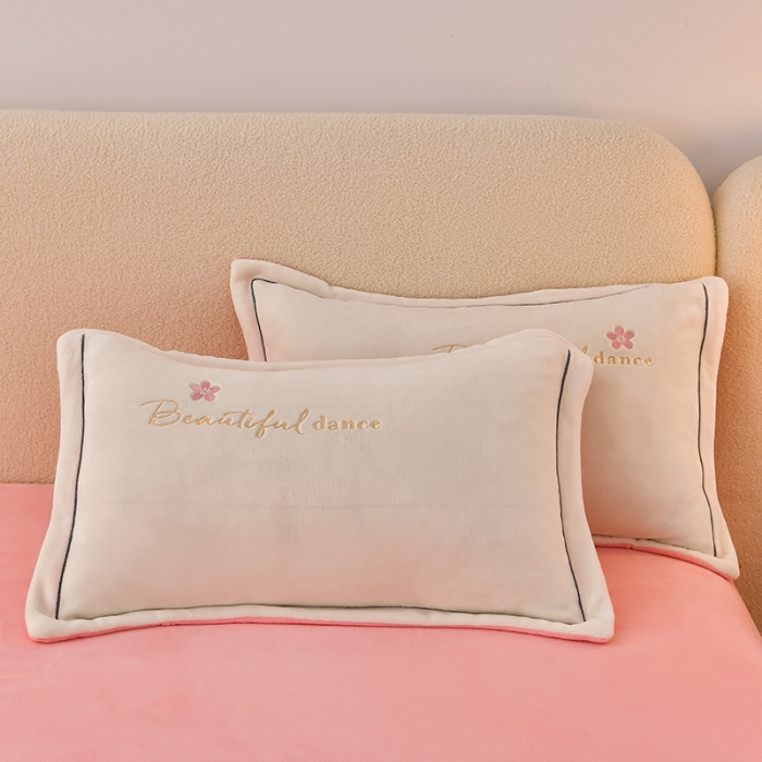 91家纺网 家纺一手货源 找家纺 畅畅家纺 2023高克重牛奶绒刺绣花四件套金貂法莱宝宝水晶雪花绒四件套 花海-奶白+粉