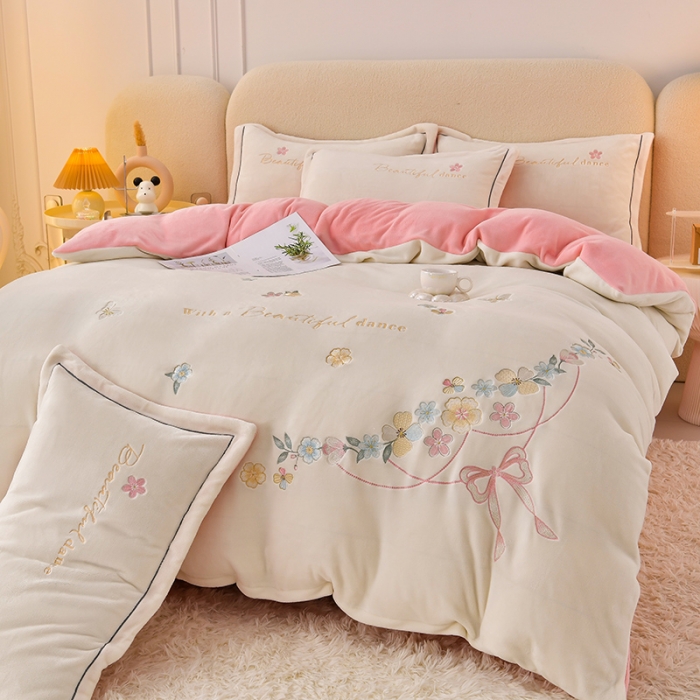 91家纺网 家纺一手货源 找家纺 畅畅家纺 2023高克重牛奶绒刺绣花四件套金貂法莱宝宝水晶雪花绒四件套 花海-奶白+粉