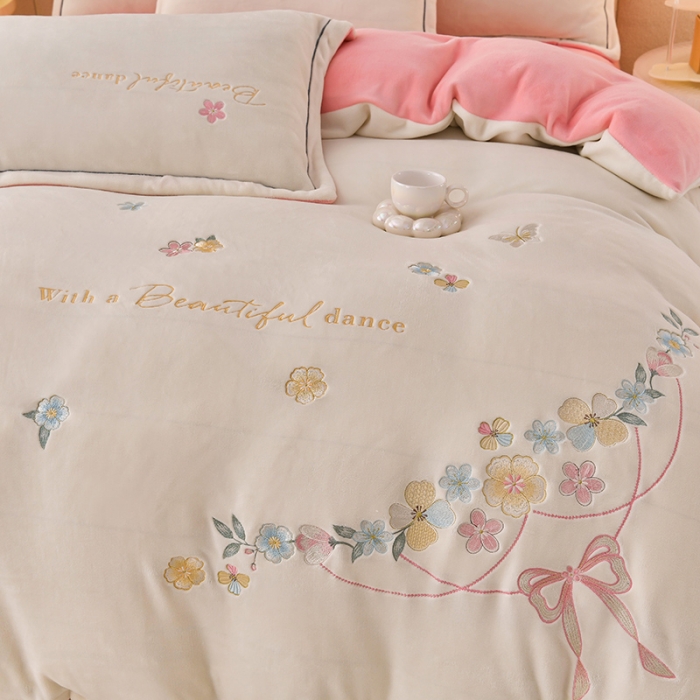 91家纺网 家纺一手货源 找家纺 畅畅家纺 2023高克重牛奶绒刺绣花四件套金貂法莱宝宝水晶雪花绒四件套 花海-奶白+粉