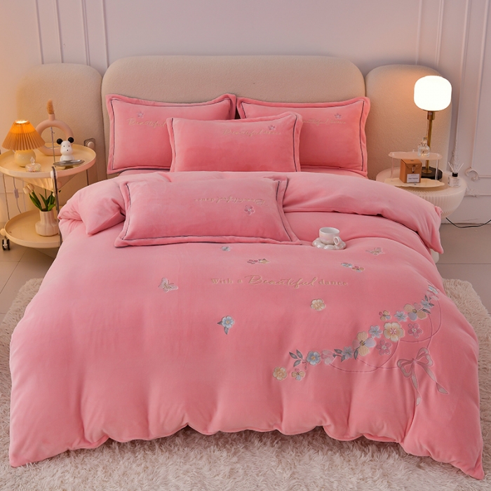 91家纺网 家纺一手货源 找家纺 畅畅家纺 2023高克重牛奶绒刺绣花四件套金貂法莱宝宝水晶雪花绒四件套 花海-樱花粉