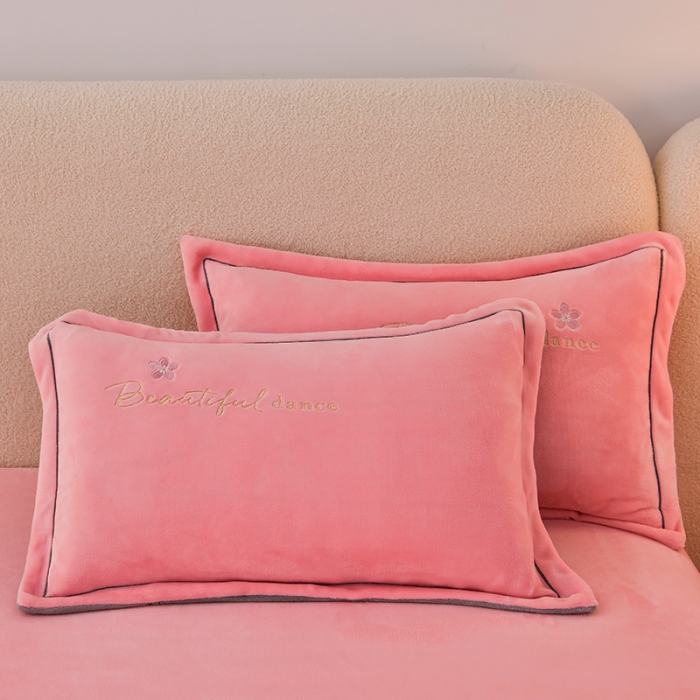 91家纺网 家纺一手货源 找家纺 畅畅家纺 2023高克重牛奶绒刺绣花四件套金貂法莱宝宝水晶雪花绒四件套 花海-樱花粉