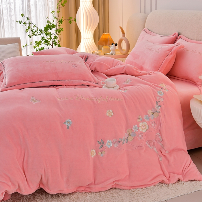 91家纺网 家纺一手货源 找家纺 畅畅家纺 2023高克重牛奶绒刺绣花四件套金貂法莱宝宝水晶雪花绒四件套 花海-樱花粉