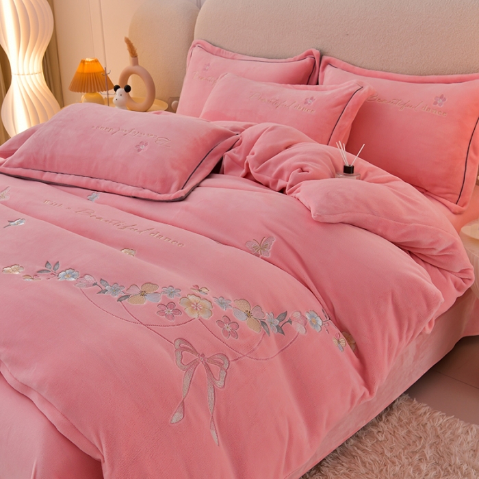 91家纺网 家纺一手货源 找家纺 畅畅家纺 2023高克重牛奶绒刺绣花四件套金貂法莱宝宝水晶雪花绒四件套 花海-樱花粉