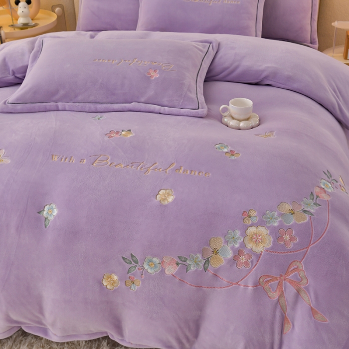 91家纺网 家纺一手货源 找家纺 畅畅家纺 2023高克重牛奶绒刺绣花四件套金貂法莱宝宝水晶雪花绒四件套 花海-紫