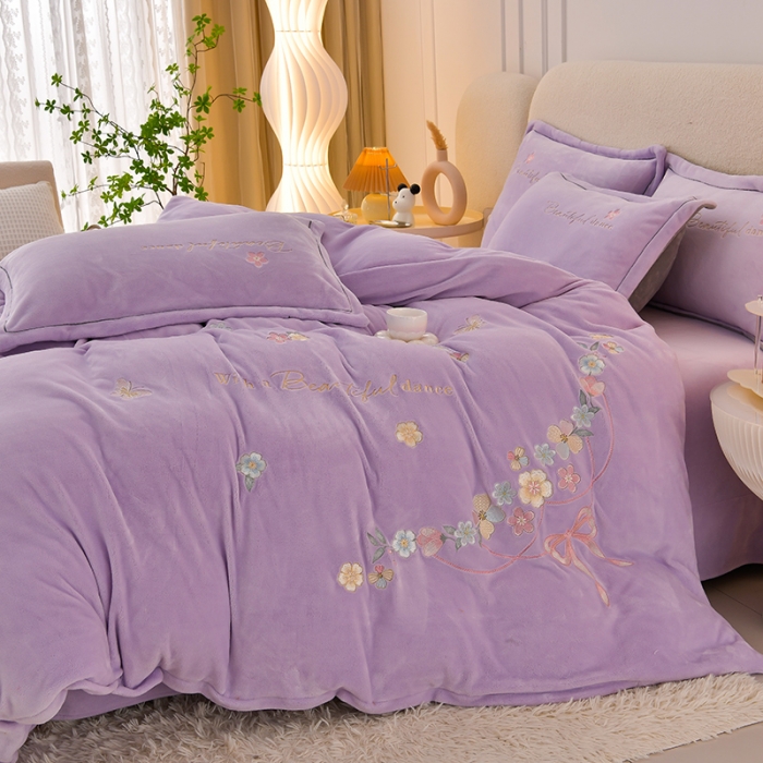 91家纺网 家纺一手货源 找家纺 畅畅家纺 2023高克重牛奶绒刺绣花四件套金貂法莱宝宝水晶雪花绒四件套 花海-紫