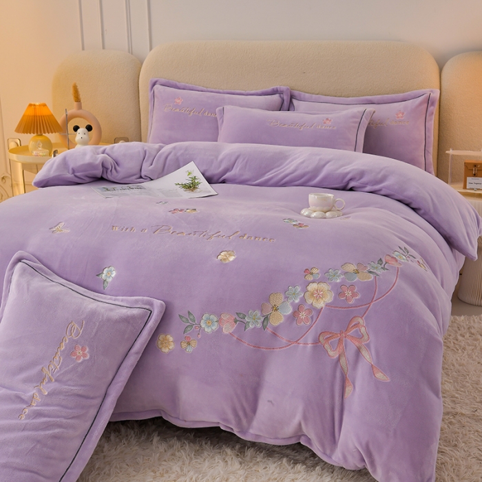 91家纺网 家纺一手货源 找家纺 畅畅家纺 2023高克重牛奶绒刺绣花四件套金貂法莱宝宝水晶雪花绒四件套 花海-紫