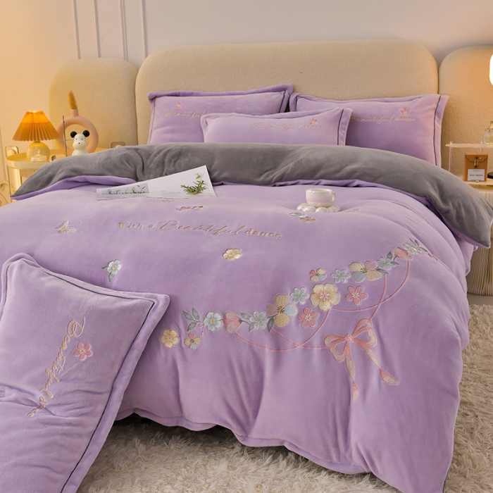 91家纺网 家纺一手货源 找家纺 畅畅家纺 2023高克重牛奶绒刺绣花四件套金貂法莱宝宝水晶雪花绒四件套 花海-紫+灰