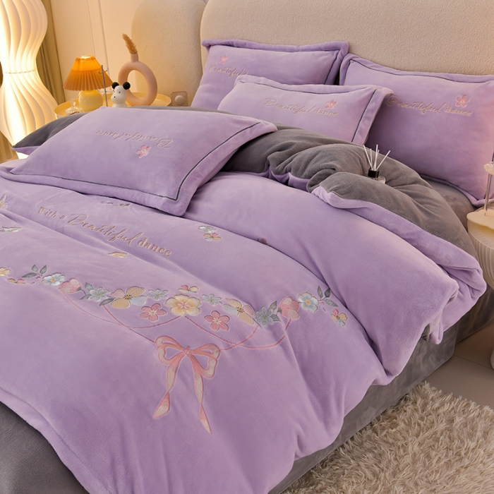 91家纺网 家纺一手货源 找家纺 畅畅家纺 2023高克重牛奶绒刺绣花四件套金貂法莱宝宝水晶雪花绒四件套 花海-紫+灰