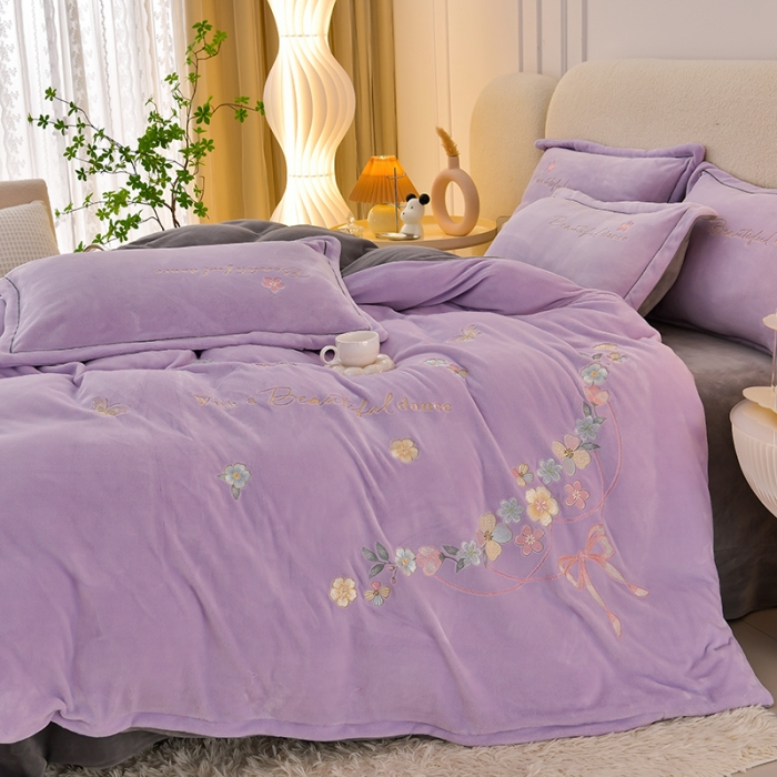 91家纺网 家纺一手货源 找家纺 畅畅家纺 2023高克重牛奶绒刺绣花四件套金貂法莱宝宝水晶雪花绒四件套 花海-紫+灰