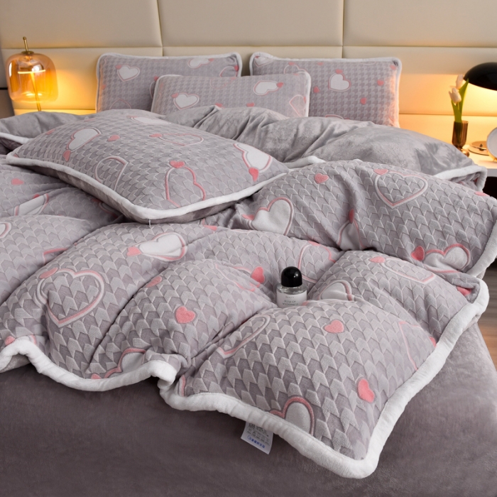 91家纺网 家纺一手货源 找家纺 畅畅家纺 2023新款A类雕花绒牛奶绒四件套 心心相印