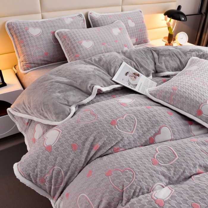 91家纺网 家纺一手货源 找家纺 畅畅家纺 2023新款A类雕花绒牛奶绒四件套 心心相印