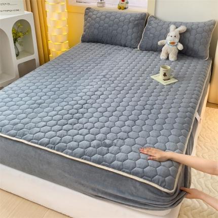 91家纺网 家纺一手货源 找家纺 圣比熊 牛奶绒抗静电夹棉床笠床罩床单床盖床护垫套宿舍三件套 山茶灰