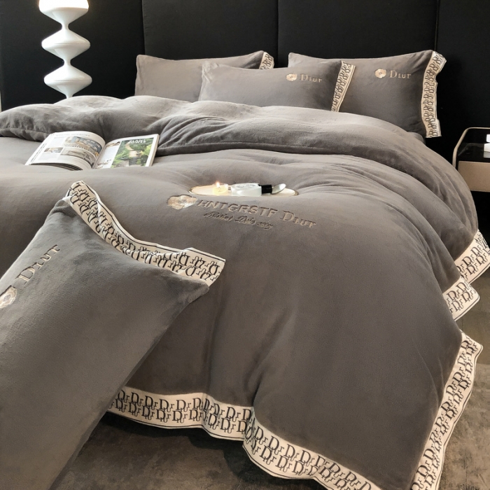 91家纺网 家纺一手货源 找家纺 露梦 2025新款高克重牛奶绒刺绣四件套-简素 （风格一）简素-高级灰